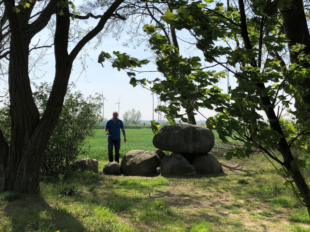 Makelaar Willem Donker uit Heerenveen bracht alle 1314 Duitse hunebedden in&nbsp;kaart