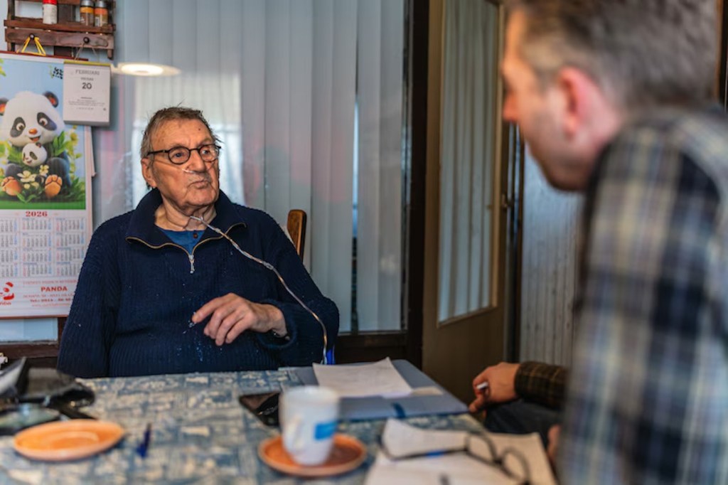 Rinze Visser uit Lemmer stopt na 55 jaar met raadswerk: ‘Kiezers willen een partij die z’n bek opendoet’